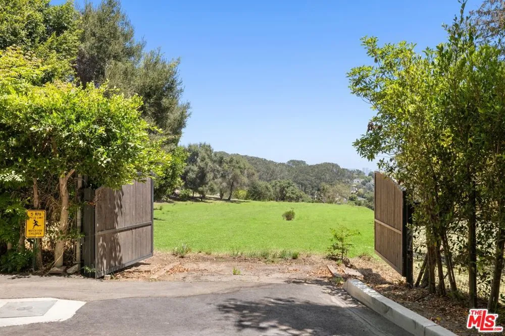 12 Oakmont Drive Los Angeles, CA 90049
