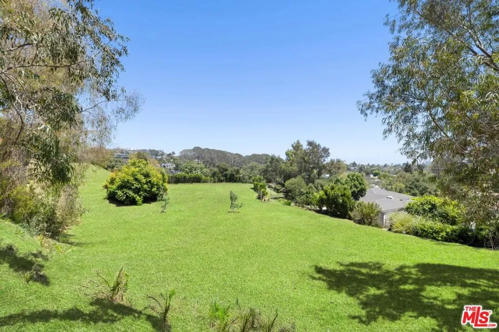12 Oakmont Drive Los Angeles, CA 90049