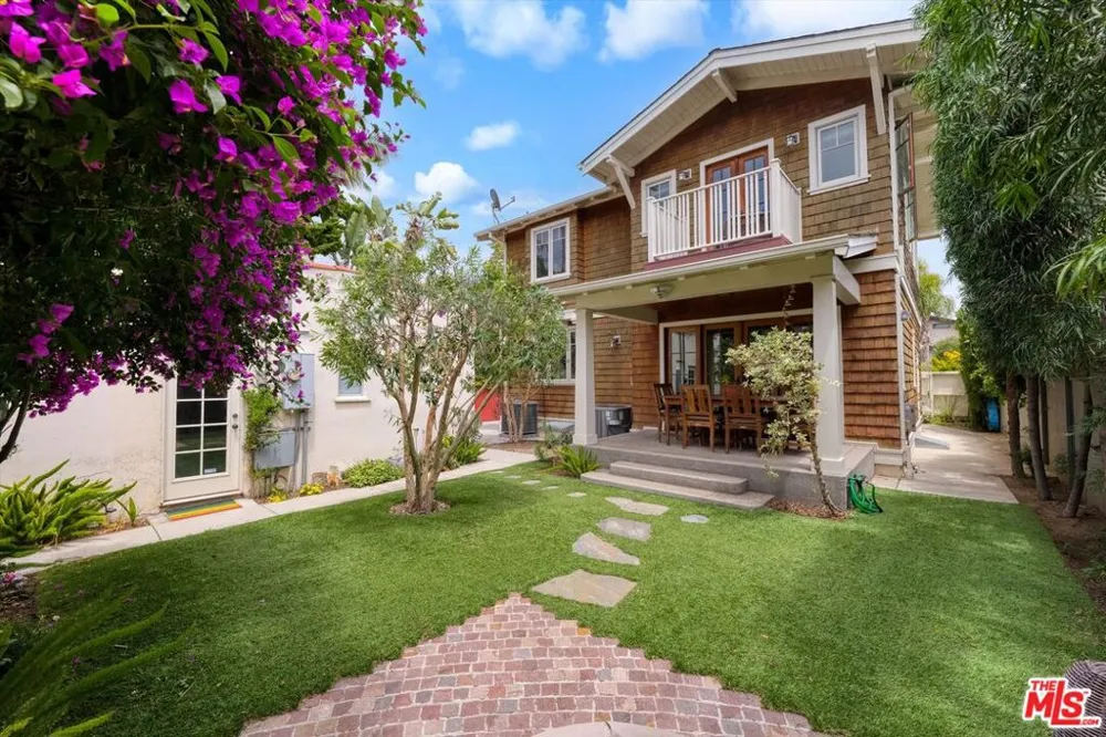 933 Venezia Avenue Venice, CA 90291