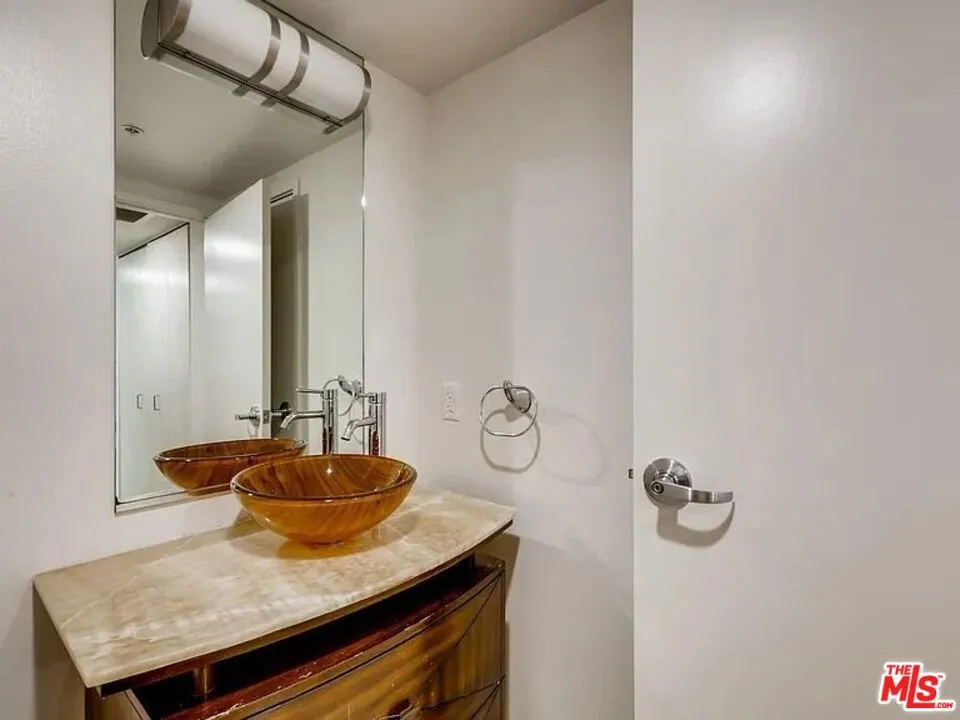 13700 Marina Pointe Drive #1225 Marina del Rey, CA 90292