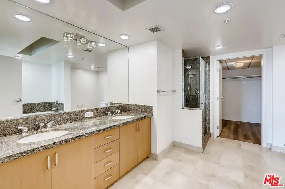 13700 Marina Pointe Drive #1225 Marina del Rey, CA 90292