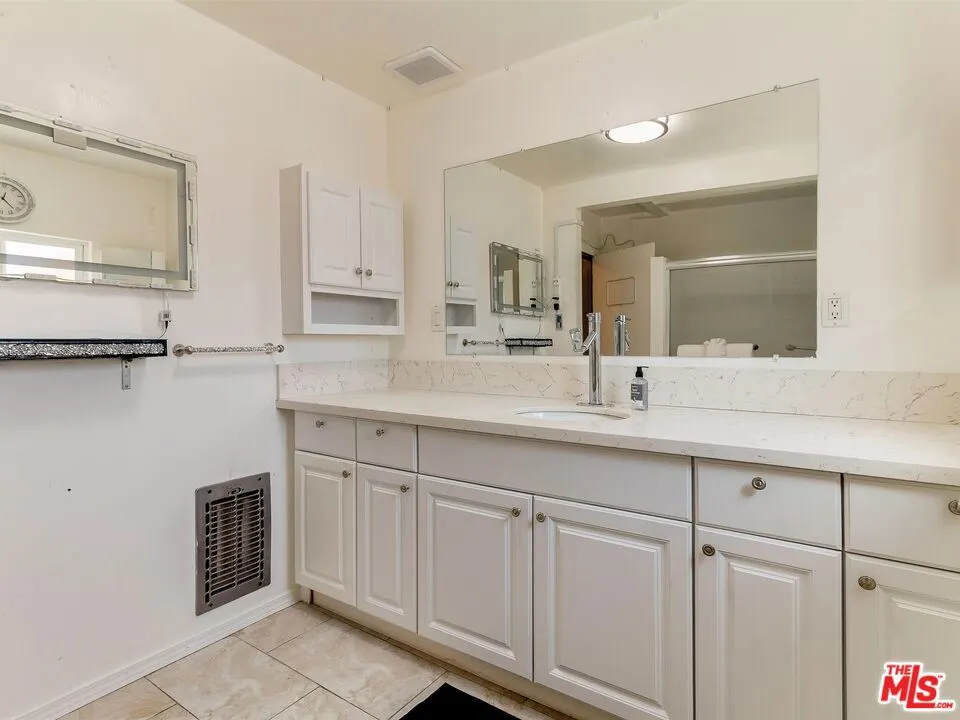 138 S Madison Avenue Los Angeles, CA 90004