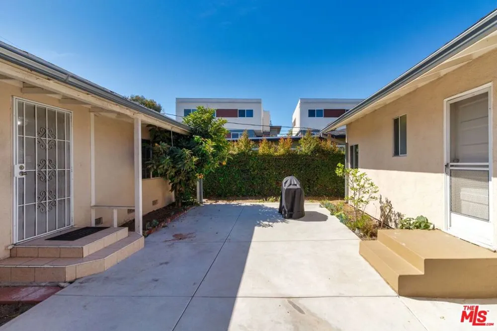138 S Madison Avenue Los Angeles, CA 90004