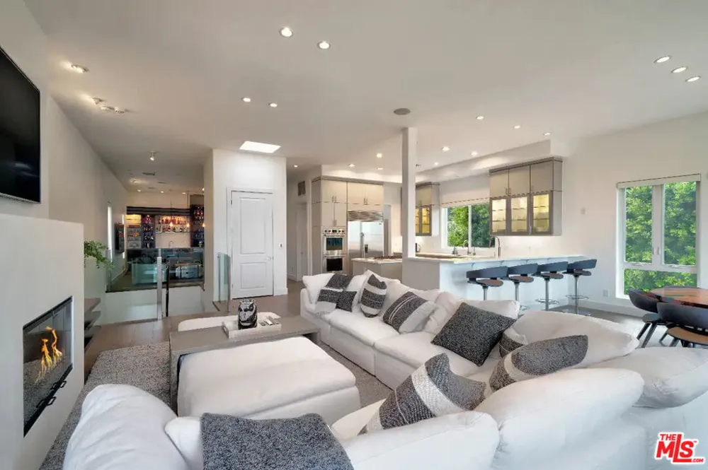 23935 De Ville Way Malibu, CA 90265