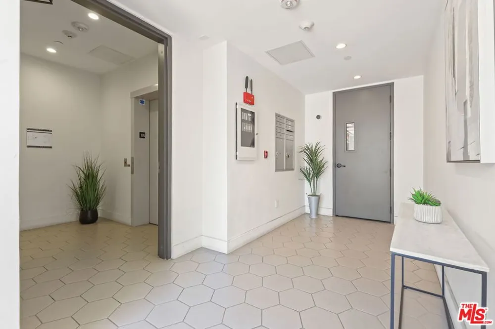 935 Hudson Avenue #401 Los Angeles, CA 90038