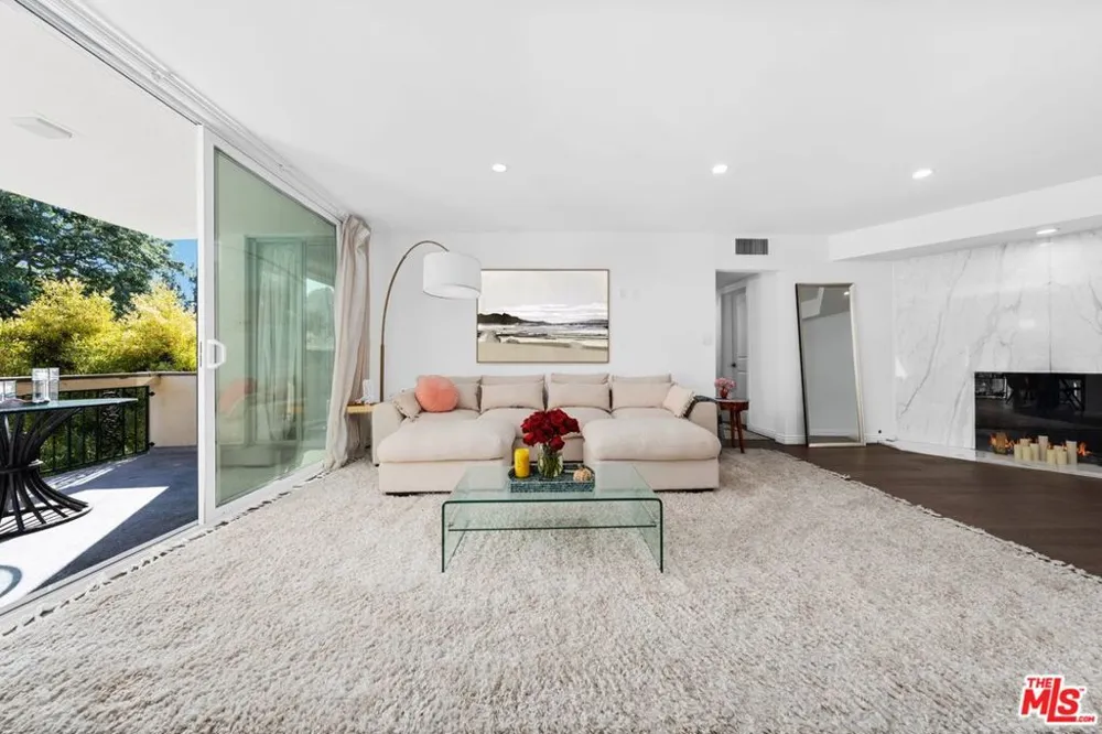11970 Montana Avenue #207 Los Angeles, CA 90049