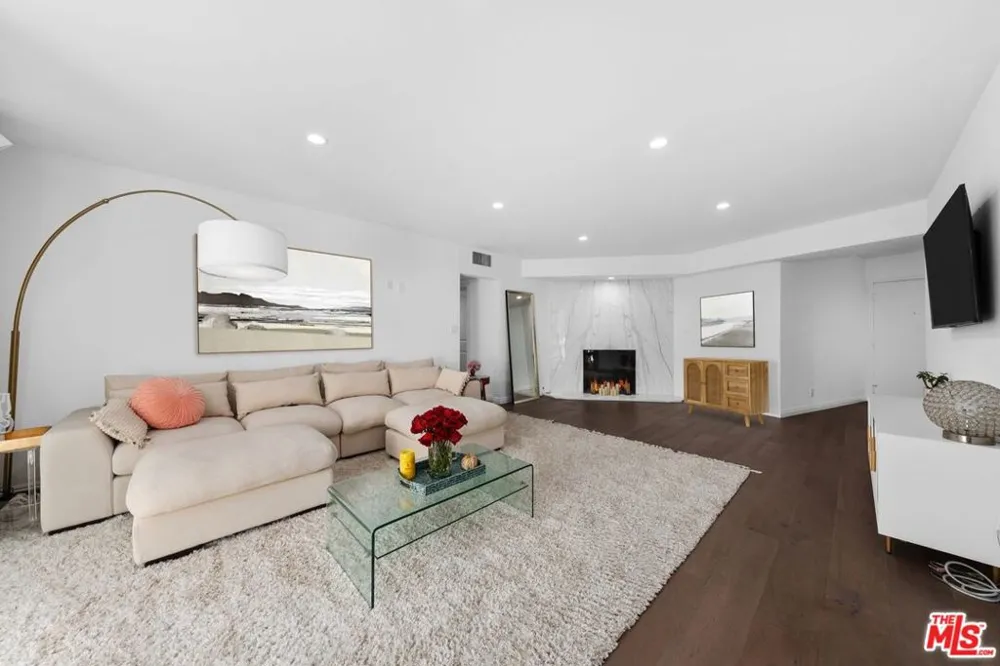 11970 Montana Avenue #207 Los Angeles, CA 90049