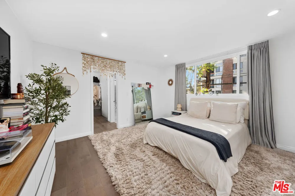 11970 Montana Avenue #207 Los Angeles, CA 90049