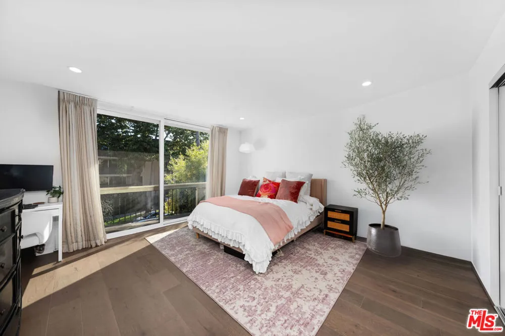 11970 Montana Avenue #207 Los Angeles, CA 90049