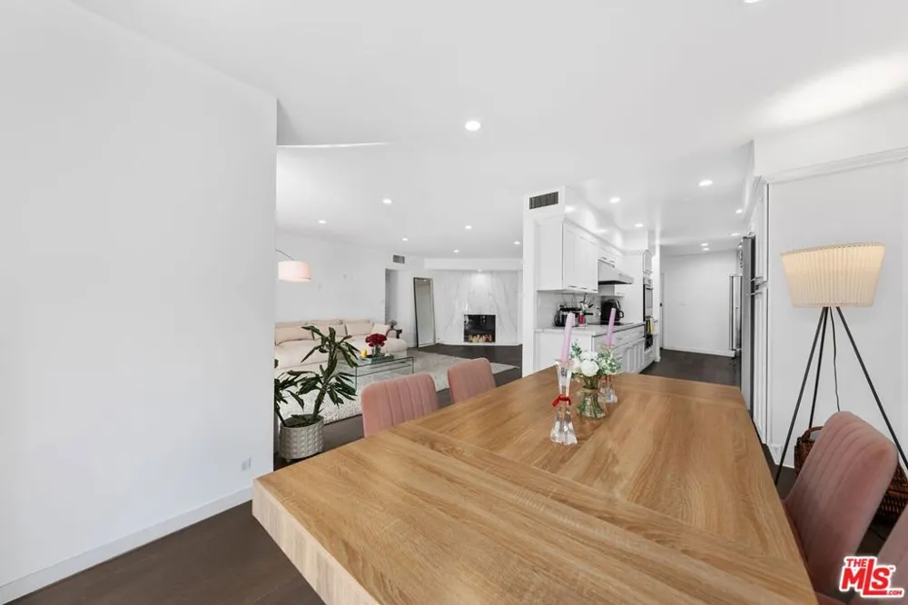11970 Montana Avenue #207 Los Angeles, CA 90049