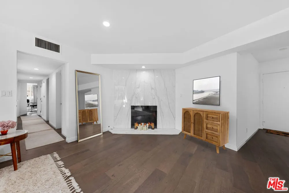 11970 Montana Avenue #207 Los Angeles, CA 90049