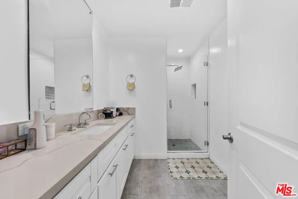11970 Montana Avenue #207 Los Angeles, CA 90049