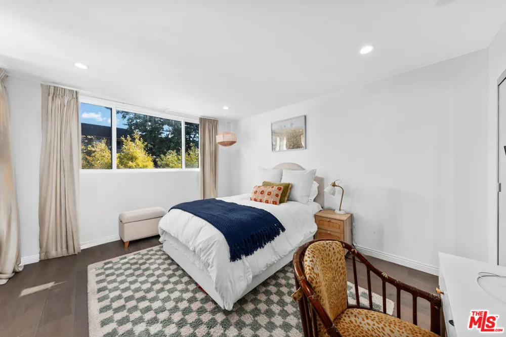 11970 Montana Avenue #207 Los Angeles, CA 90049