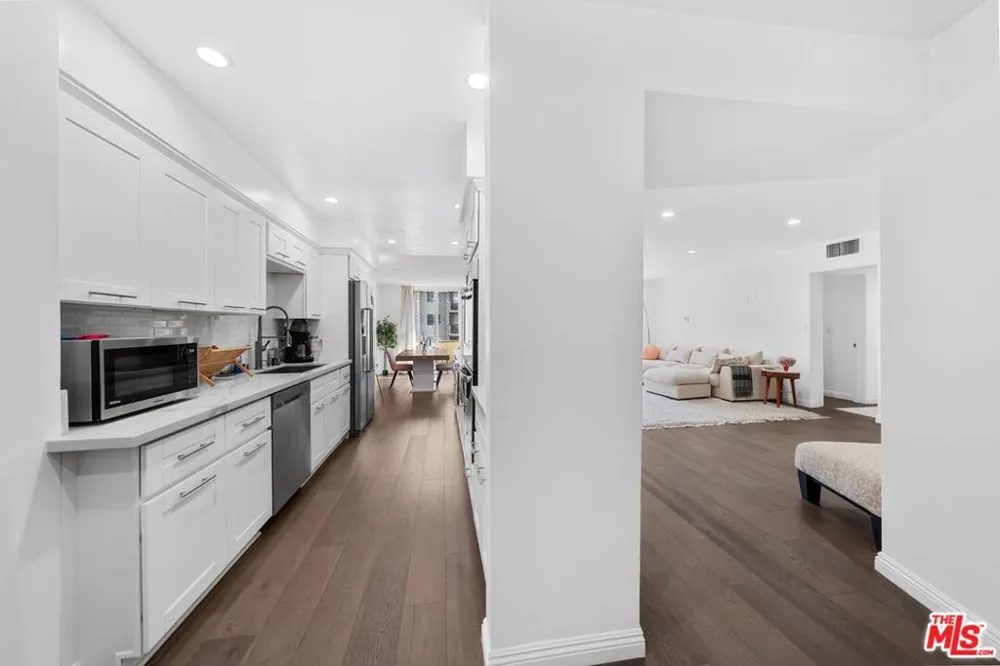 11970 Montana Avenue #207 Los Angeles, CA 90049