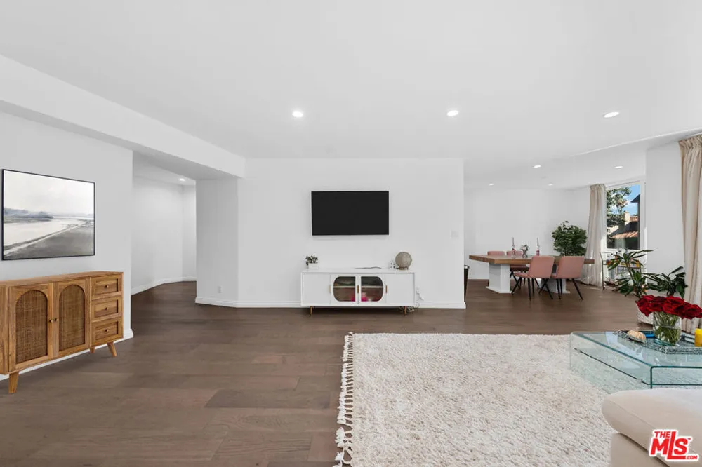 11970 Montana Avenue #207 Los Angeles, CA 90049