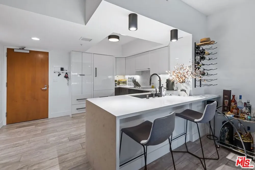 13700 MARINA POINTE DRIVE #1010 Marina del Rey, CA 90292