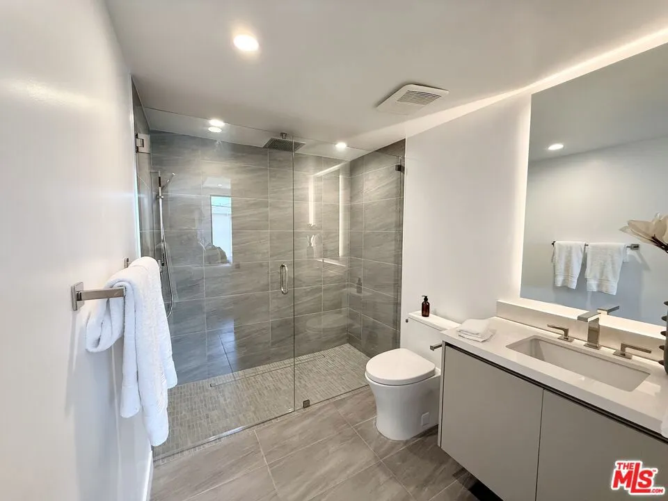 1017 Croft Avenue #203 Los Angeles, CA 90069