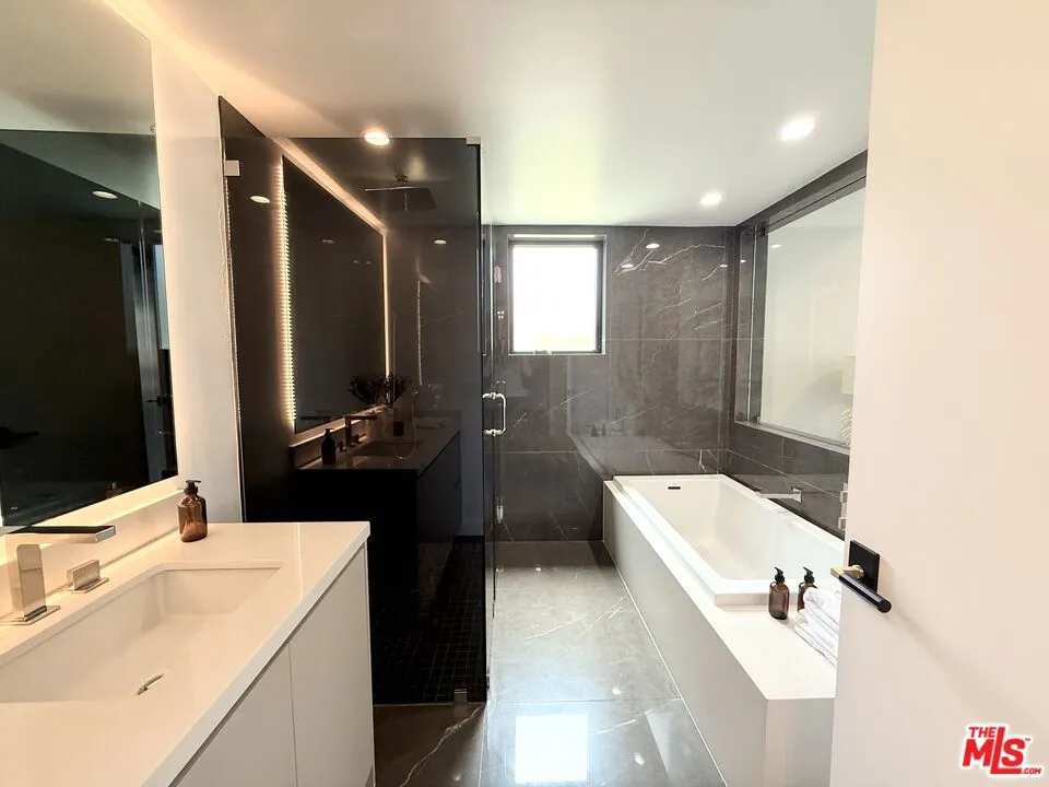 1017 Croft Avenue #203 Los Angeles, CA 90069