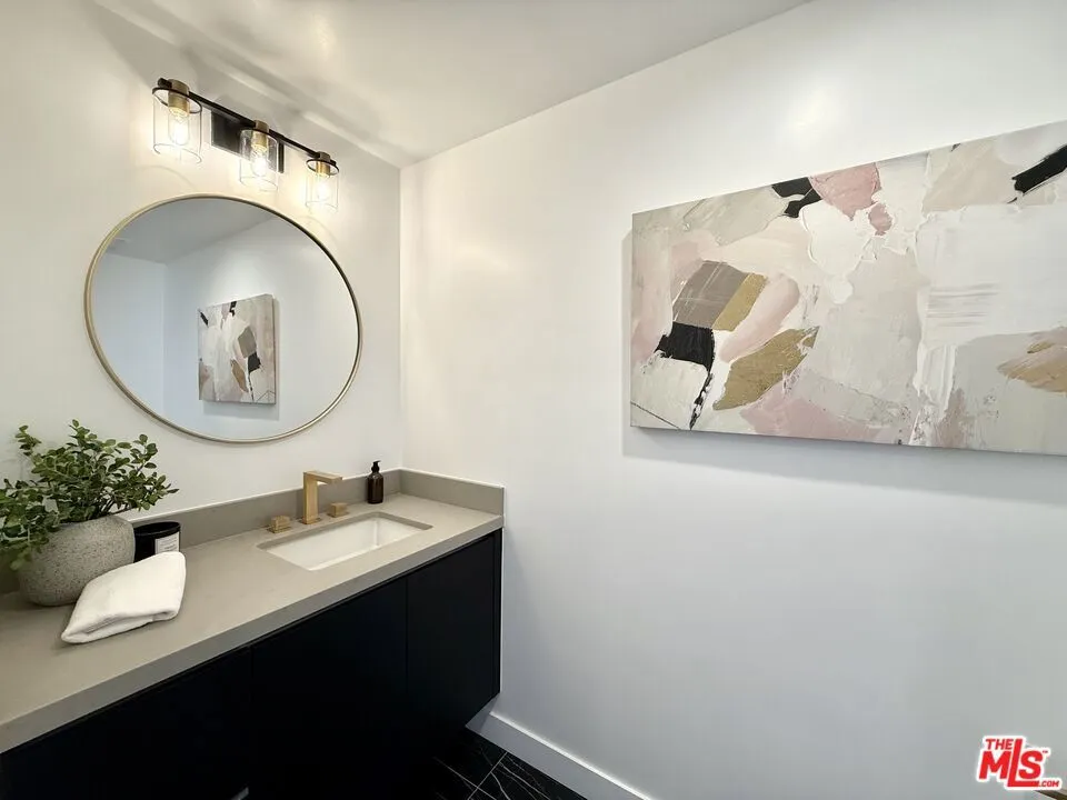 1017 Croft Avenue #203 Los Angeles, CA 90069