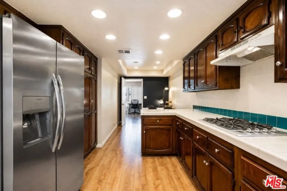 7625 Reseda Boulevard #305 Los Angeles, CA 91335