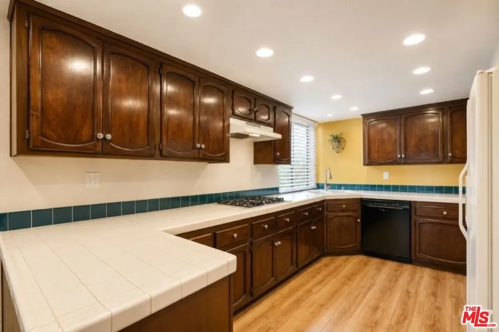 7625 Reseda Boulevard #305 Los Angeles, CA 91335