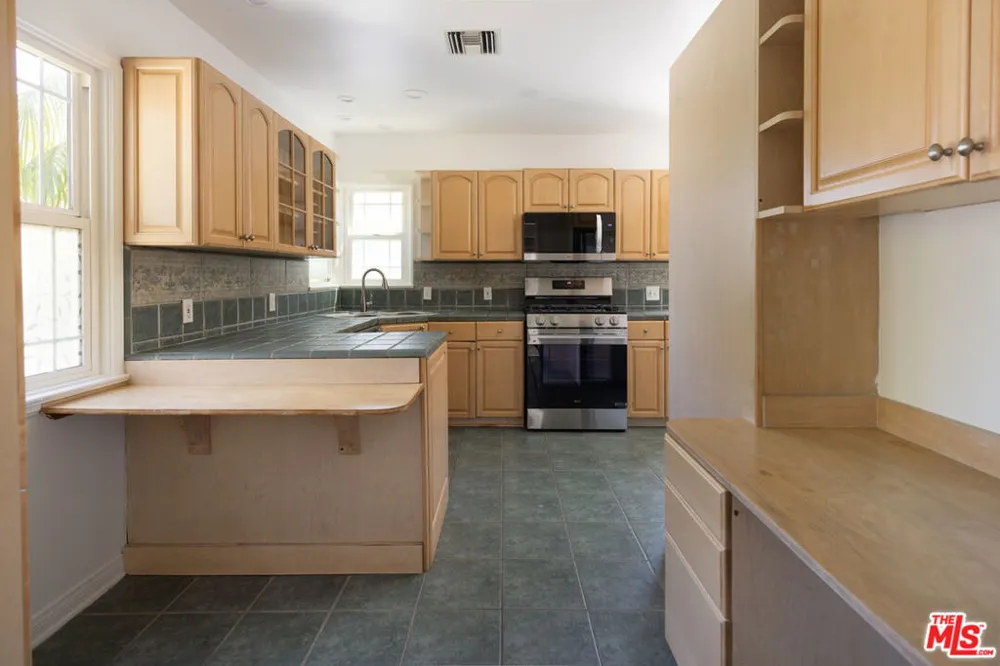 8333 Airlane Avenue Los Angeles, CA 90045