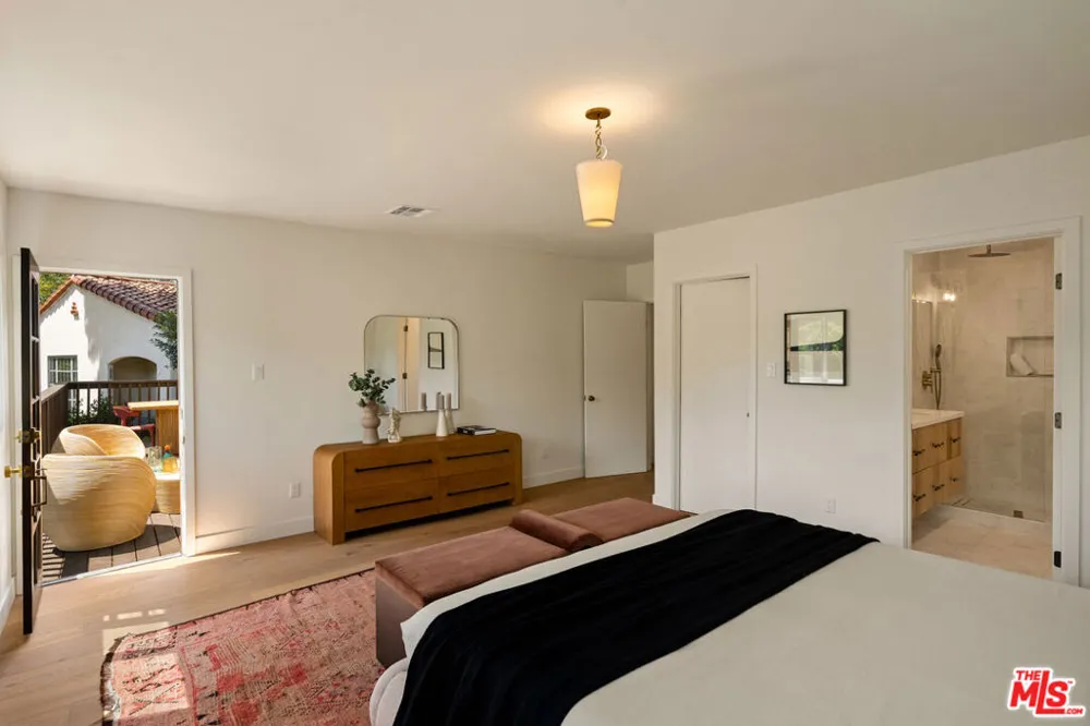 3141 E La Suvida Drive Los Angeles, CA 90068