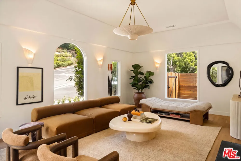 3141 E La Suvida Drive Los Angeles, CA 90068