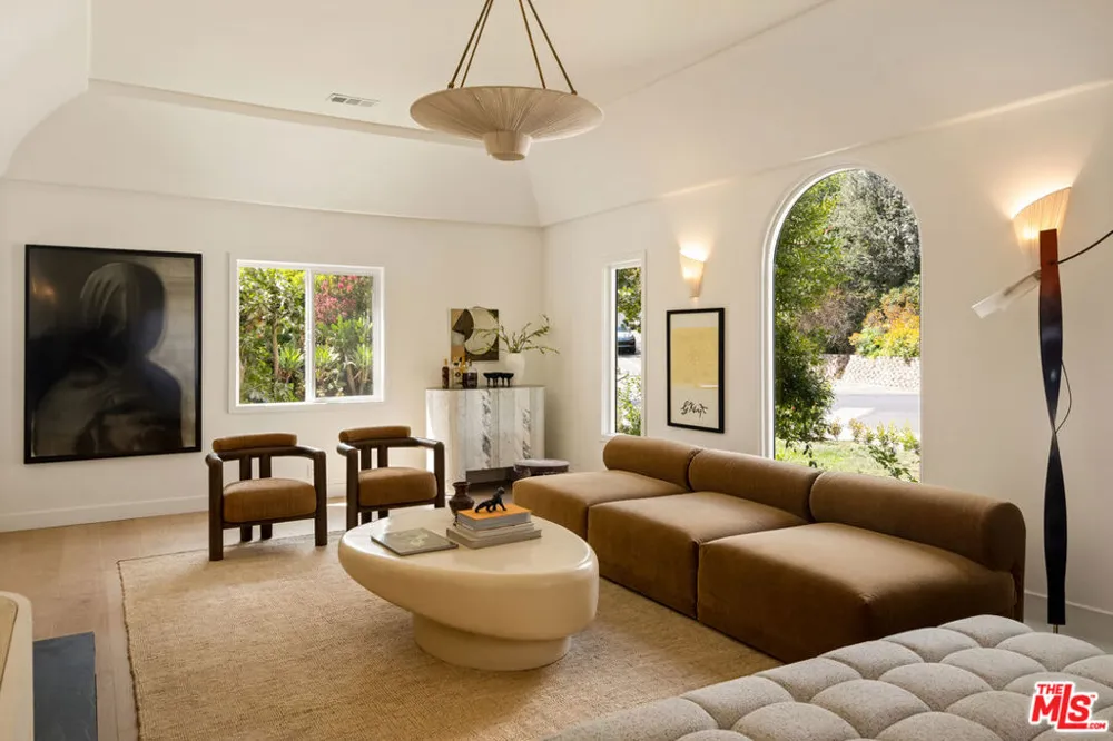 3141 E La Suvida Drive Los Angeles, CA 90068