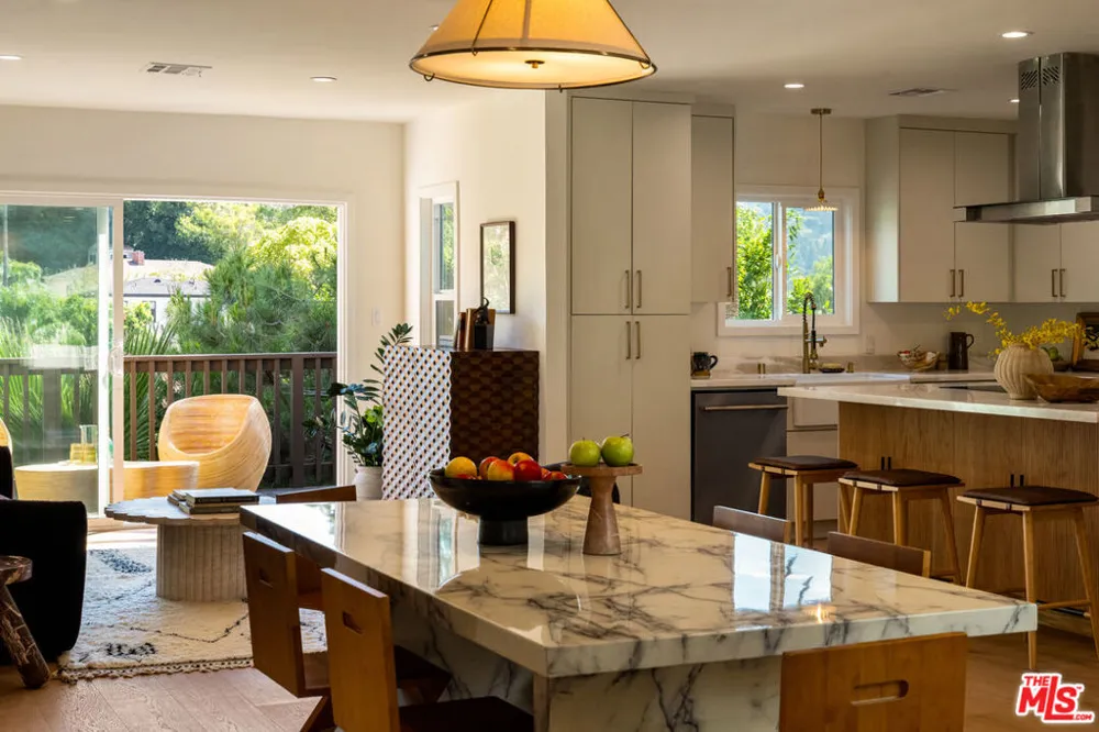 3141 E La Suvida Drive Los Angeles, CA 90068