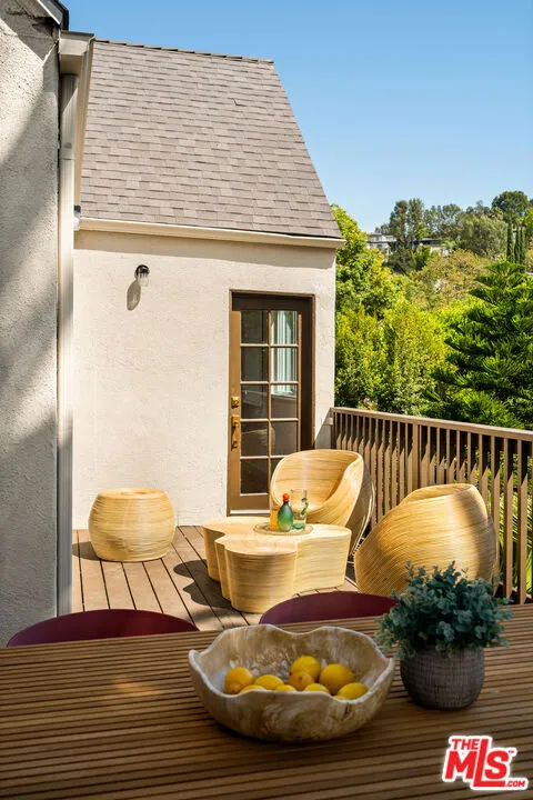 3141 E La Suvida Drive Los Angeles, CA 90068