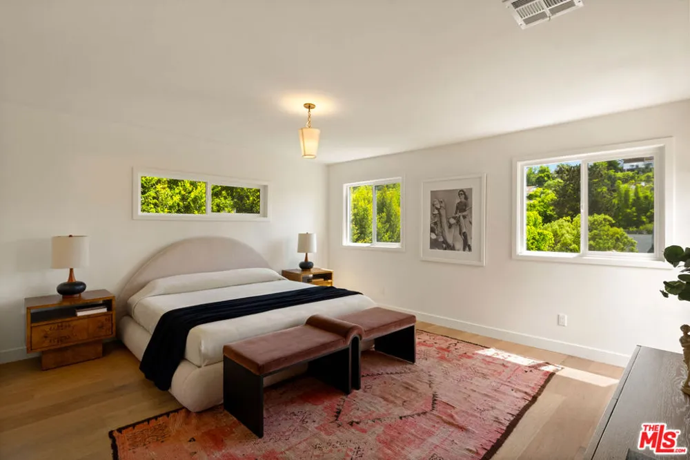 3141 E La Suvida Drive Los Angeles, CA 90068