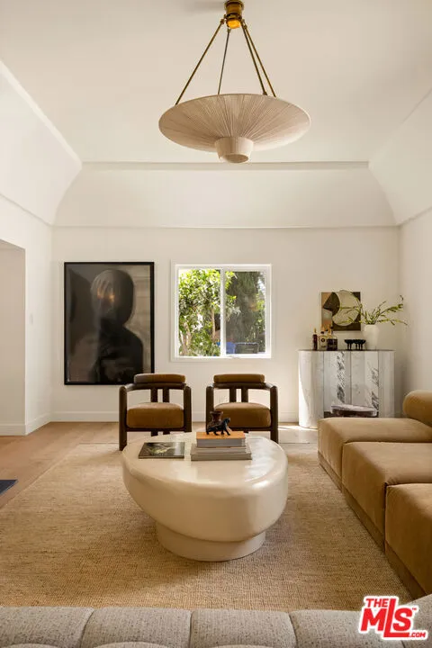 3141 E La Suvida Drive Los Angeles, CA 90068