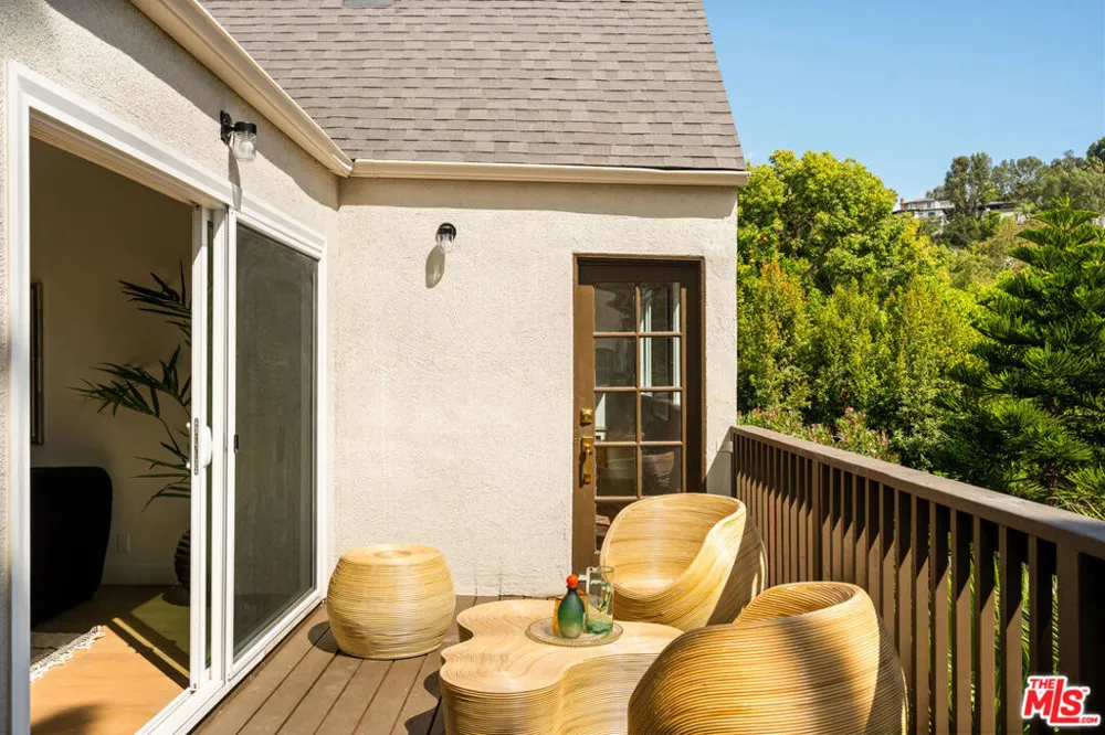 3141 E La Suvida Drive Los Angeles, CA 90068