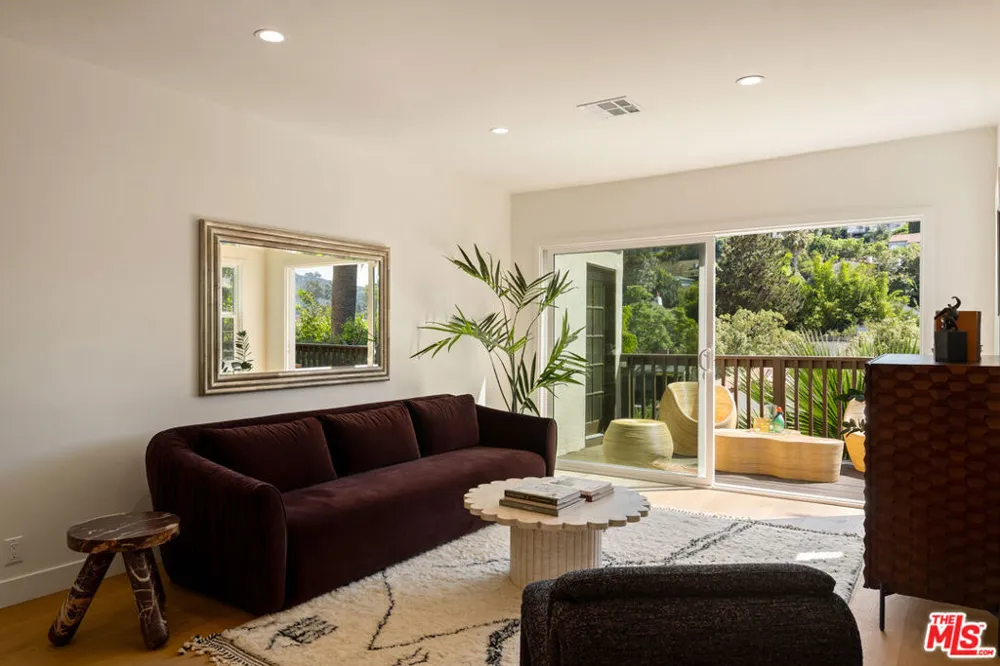 3141 E La Suvida Drive Los Angeles, CA 90068
