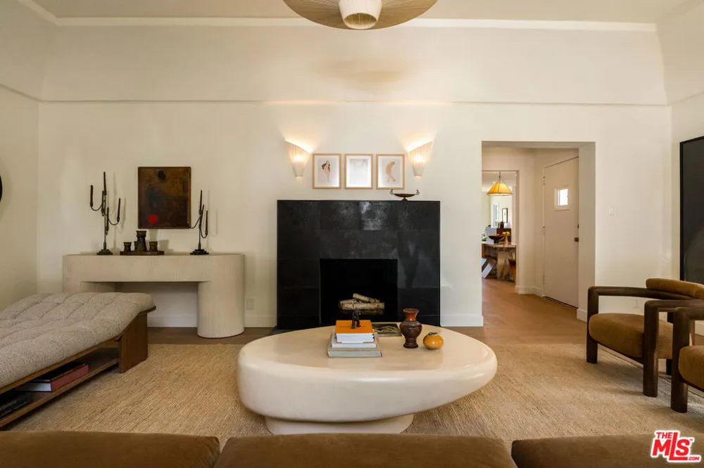 3141 E La Suvida Drive Los Angeles, CA 90068