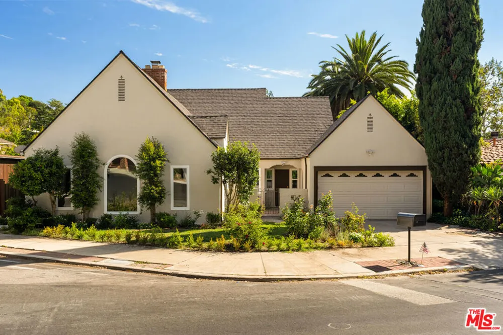 3141 E La Suvida Drive Los Angeles, CA 90068
