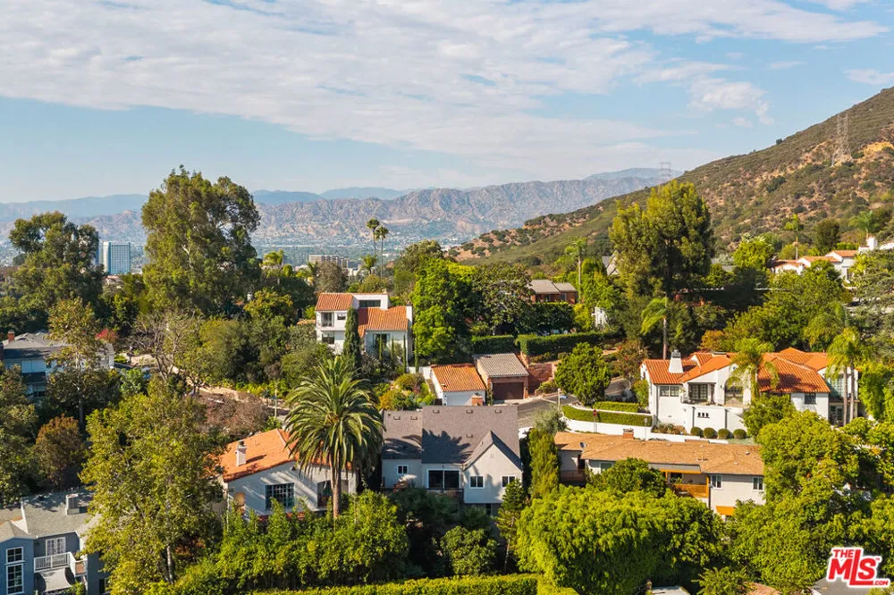 3141 E La Suvida Drive Los Angeles, CA 90068
