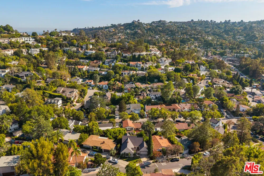 3141 E La Suvida Drive Los Angeles, CA 90068