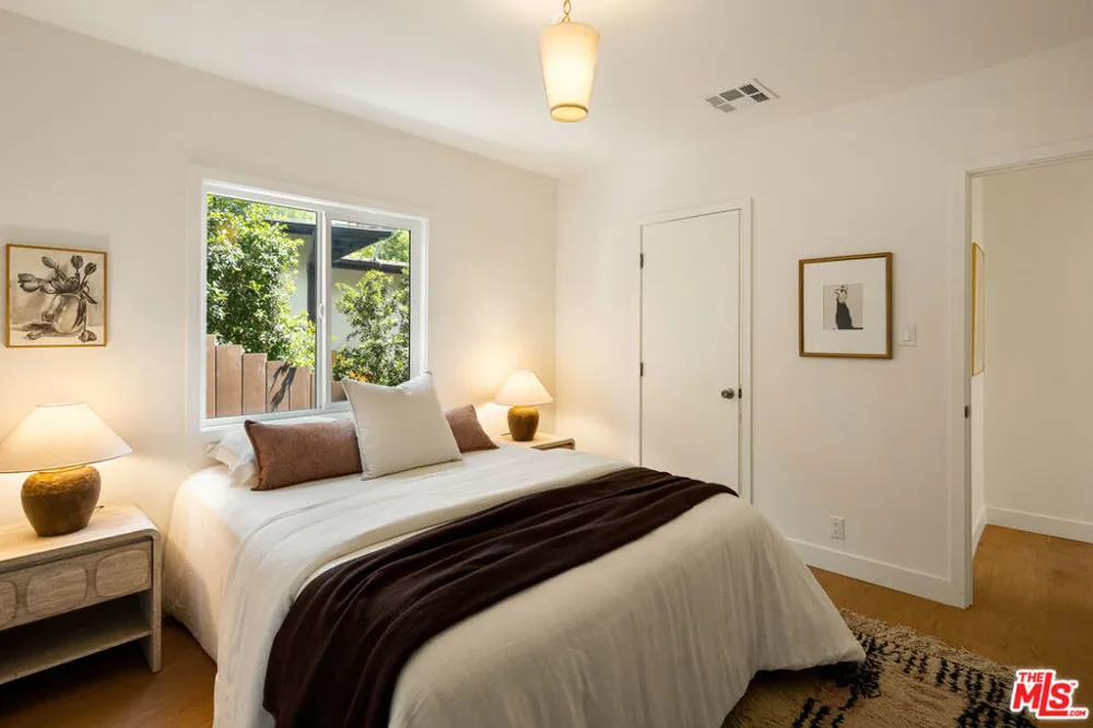 3141 E La Suvida Drive Los Angeles, CA 90068
