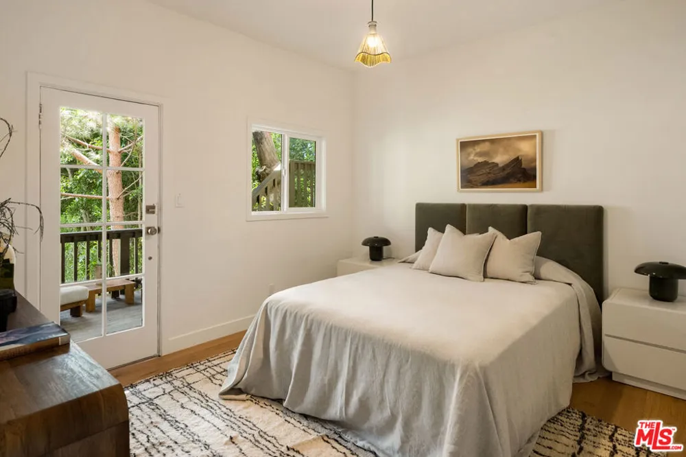 3141 E La Suvida Drive Los Angeles, CA 90068