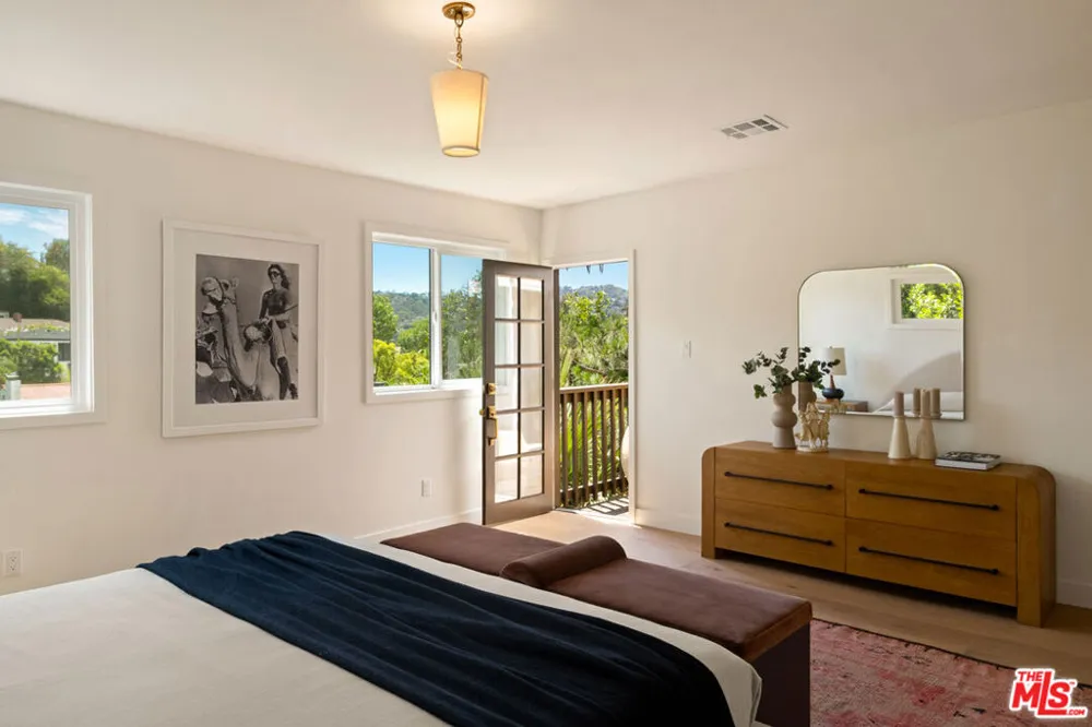 3141 E La Suvida Drive Los Angeles, CA 90068