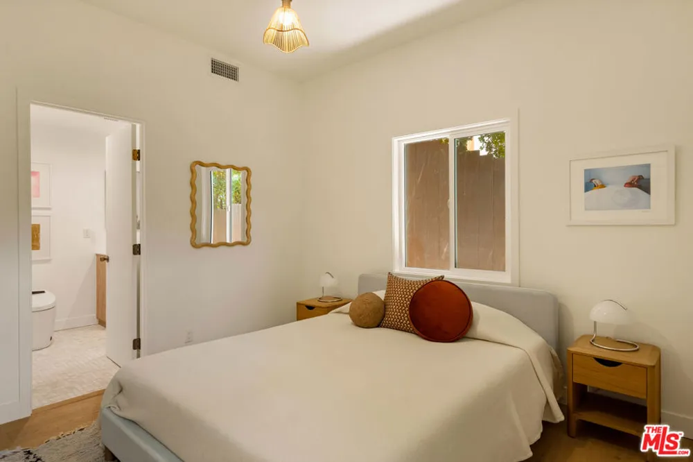 3141 E La Suvida Drive Los Angeles, CA 90068