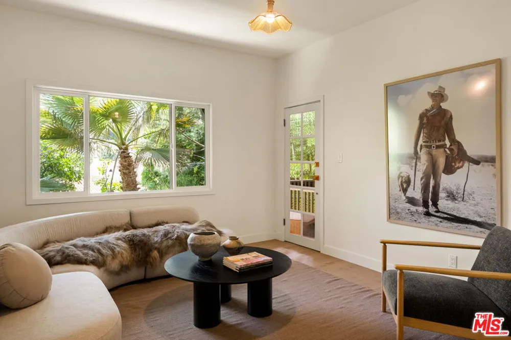 3141 E La Suvida Drive Los Angeles, CA 90068
