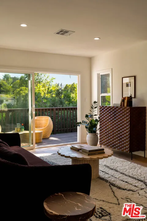 3141 E La Suvida Drive Los Angeles, CA 90068