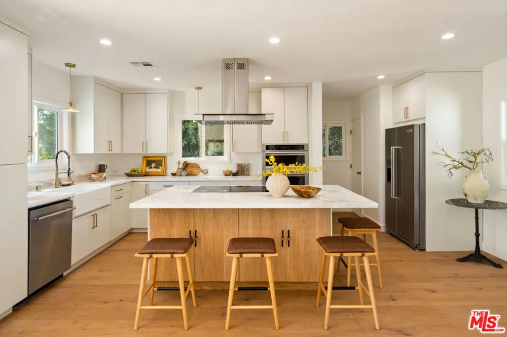 3141 E La Suvida Drive Los Angeles, CA 90068