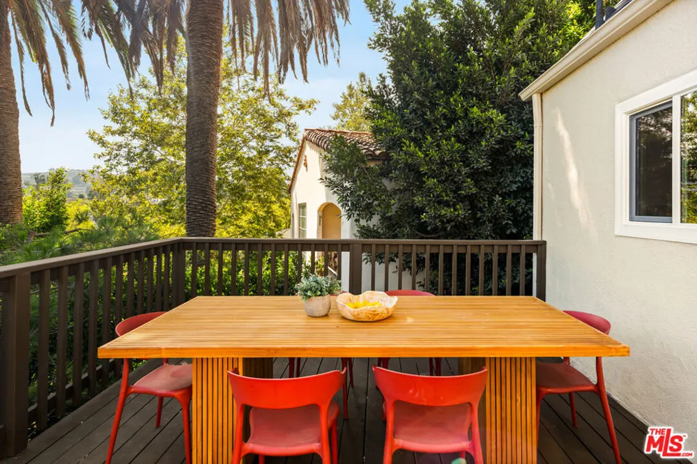 3141 E La Suvida Drive Los Angeles, CA 90068