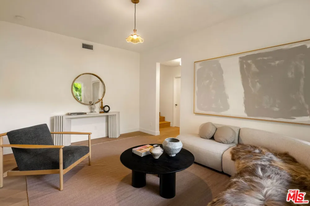 3141 E La Suvida Drive Los Angeles, CA 90068