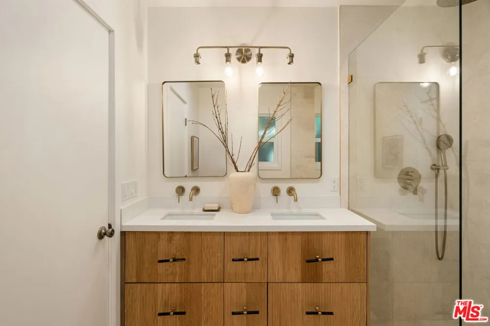 3141 E La Suvida Drive Los Angeles, CA 90068