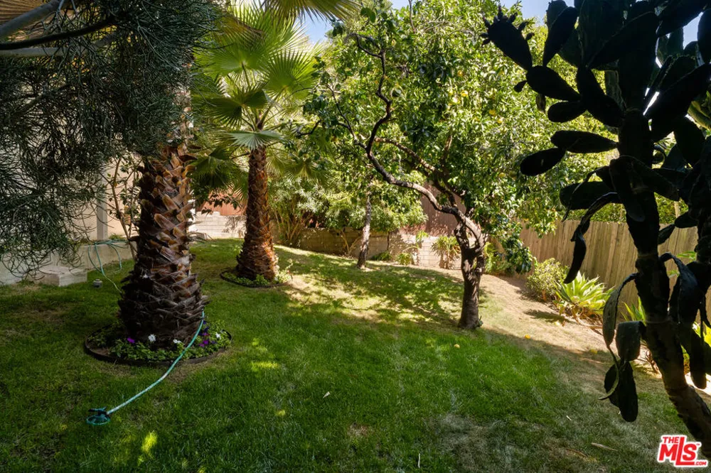 3141 E La Suvida Drive Los Angeles, CA 90068